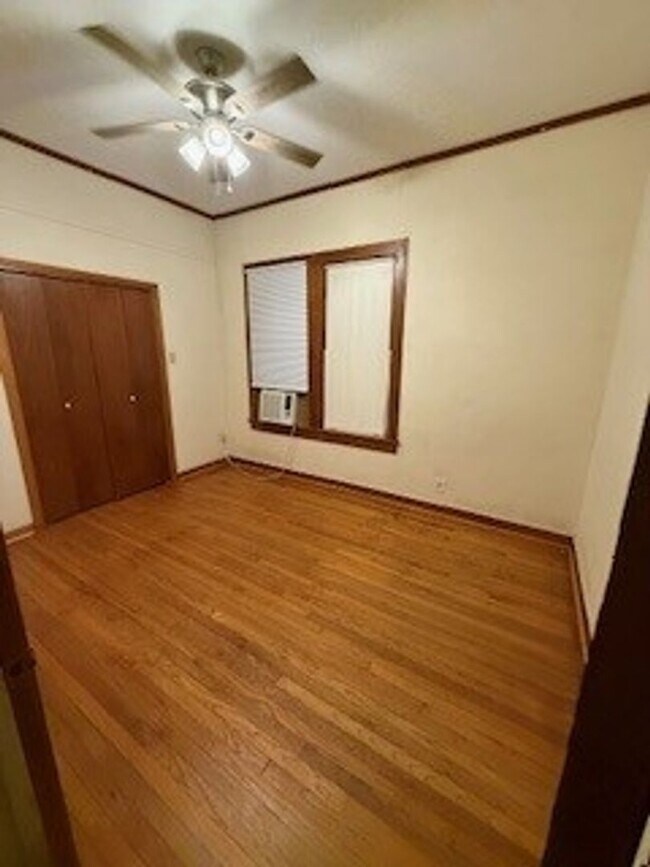 Building Photo - 704 E Thomas St