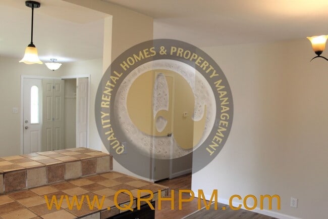 Building Photo - Available Now-- 3 Bedroom, 1 Bathroom Home...