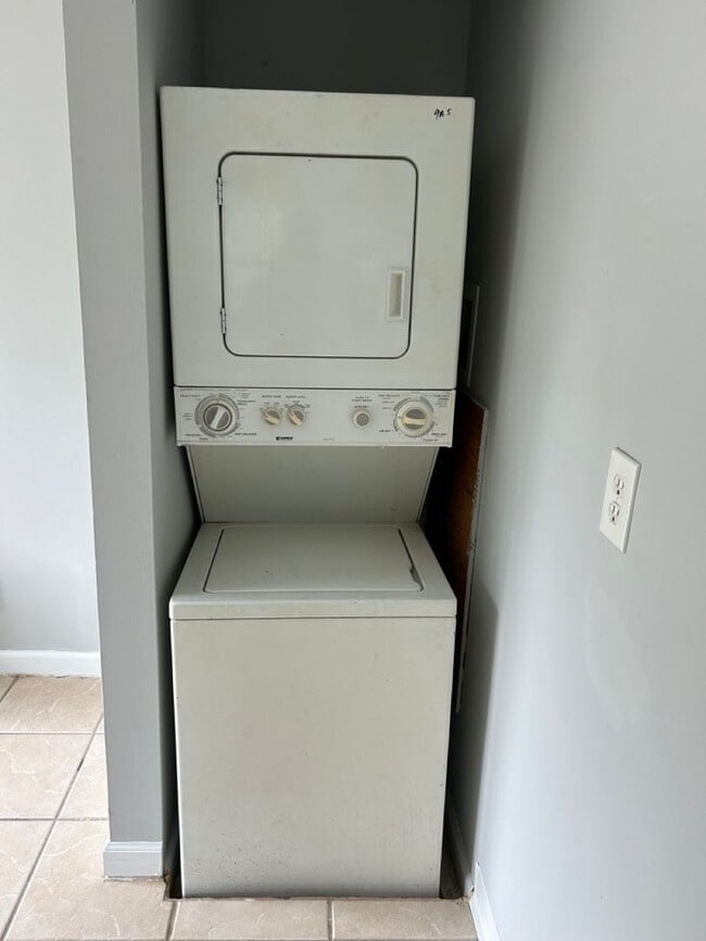 Building Photo - Charming 2 bedroom 1 bathroom, recently renovated single family home