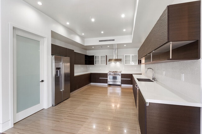 Building Photo - 225 S Hamilton Dr