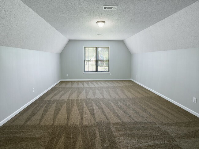 Building Photo - Pretty 4 bed, 2.5 bath home with wonderful...