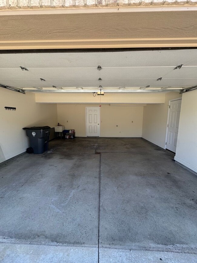Building Photo - 2 Bed 2 full and 2 1/2 Bath- Imperial PA