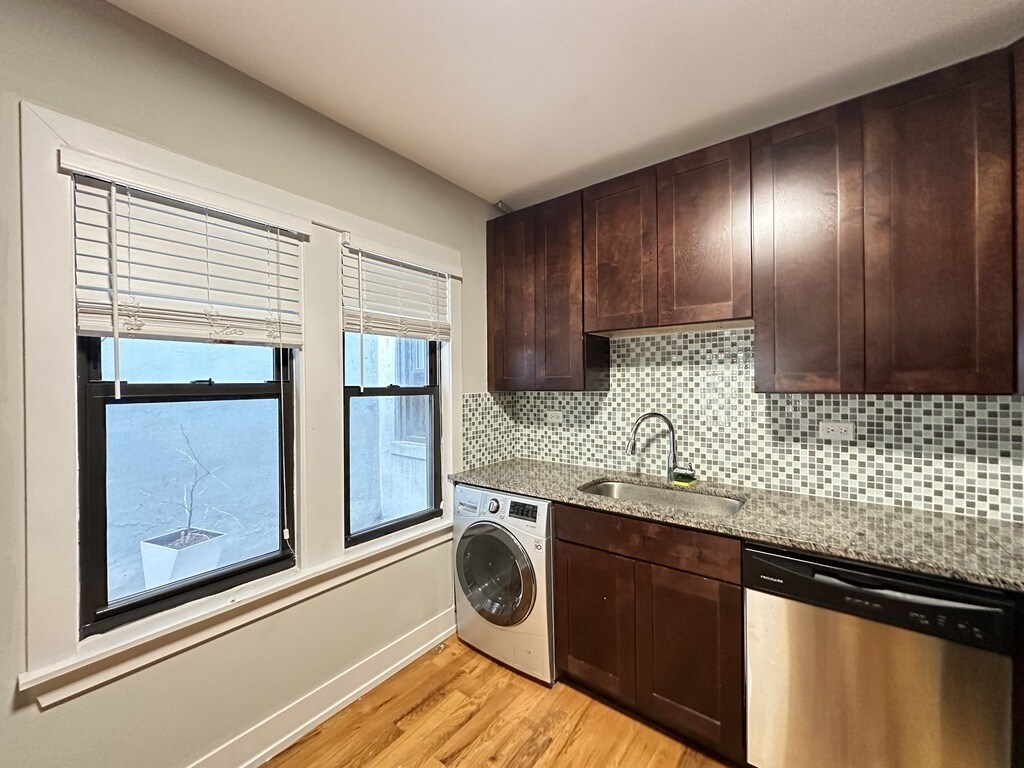 Building Photo - 811 Elm St