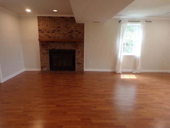 Building Photo - WOW Factor Home in Alexandria