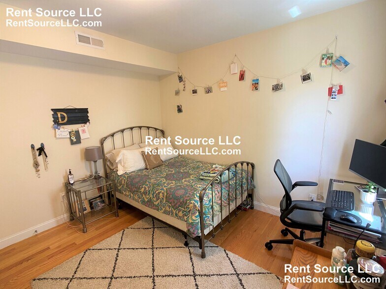 Building Photo - 537 Main St