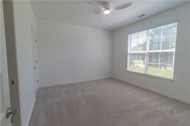 Building Photo - 4200 SW Hollyhock St