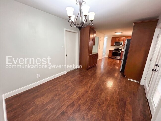 Building Photo - 3 Bed/2.5 Bath Home with Garage / Pet-Friendly / Available Now!