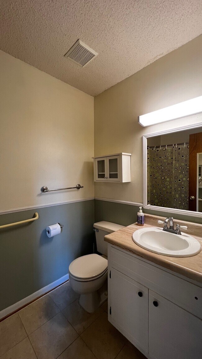 Building Photo - 905 Van Ave