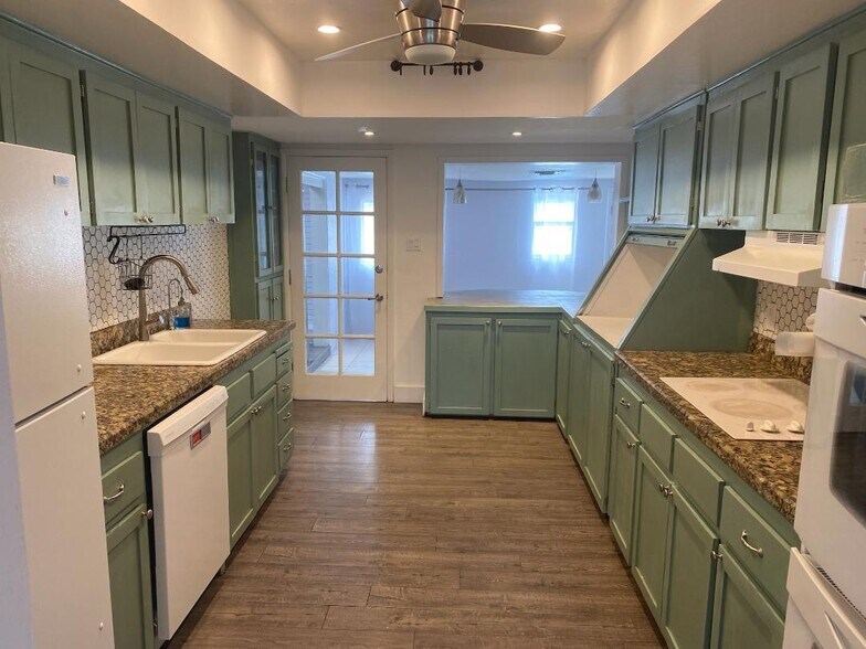 Kitchen - 2937 E Turquoise Dr