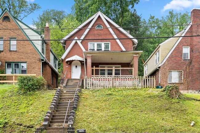 Building Photo - Updated 3 Bed, 1 Bath with Central AC, Laundry in Basement! Available Early June