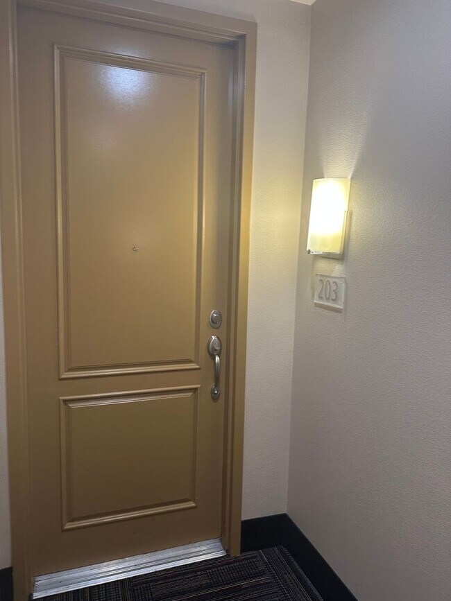 Building Photo - Guard gated Park Ave Condo