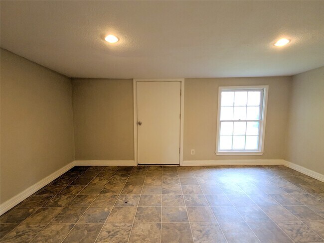 Building Photo - 128 7th Ave N