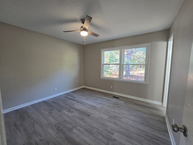 Building Photo - NEW LISTING!!!!!