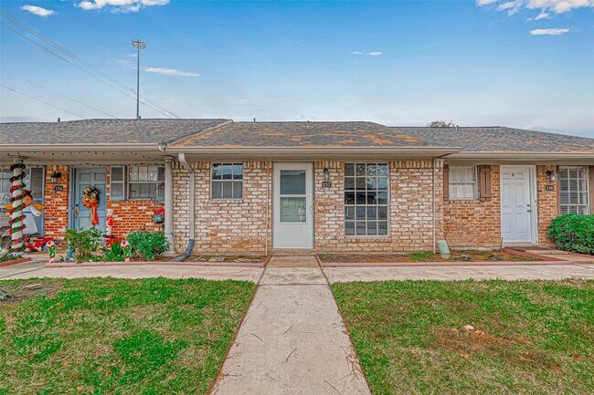 Primary Photo - 1110 W Tri Oaks Ln