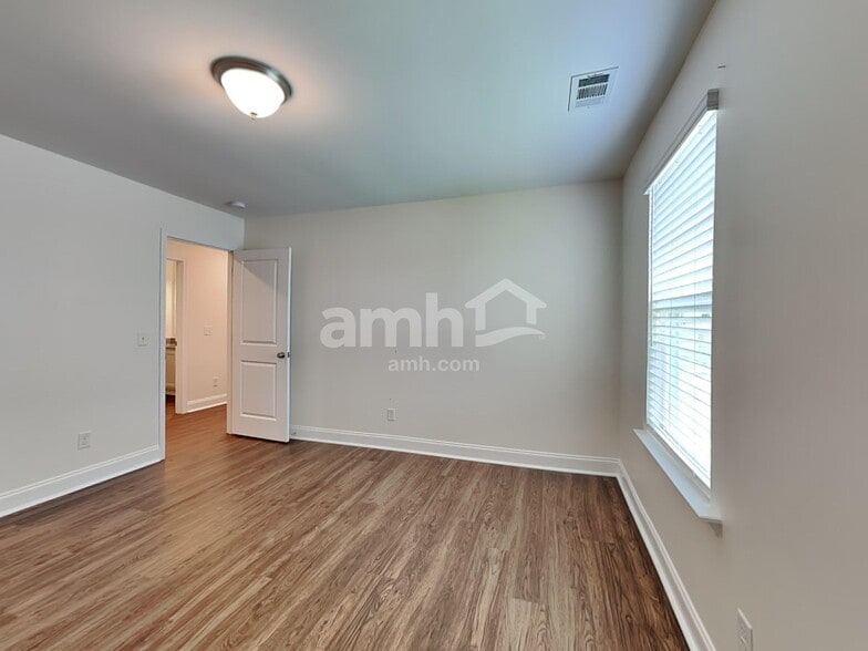 Building Photo - 210 Parkside Blvd