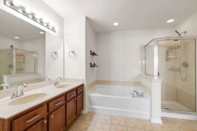 Building Photo - Charming 2-Bedroom Townhome in Desirable Remington Oaks, Cary!