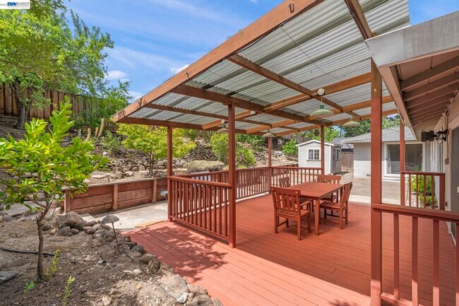 Building Photo - 647 Bonita Ave
