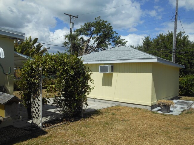 Building Photo - CHARMING 2 BEDROOM, 1 BATH HOME 3 BLOCKS F...