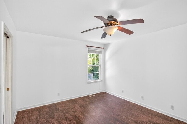 Building Photo - 3008 Lakeshore Dr