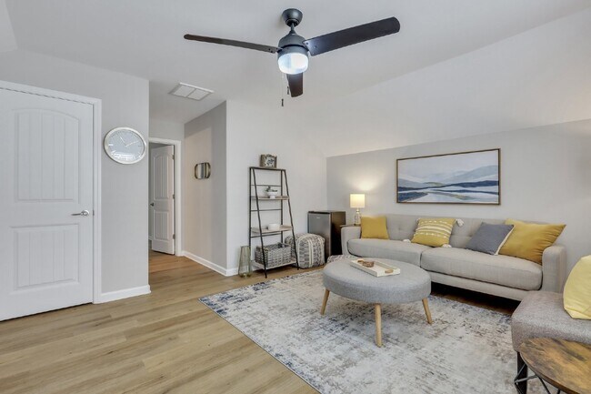 Building Photo - Executive Home in Convenient Location