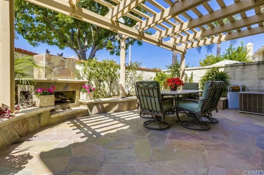 Backyard - 2501 Avenita Alpera