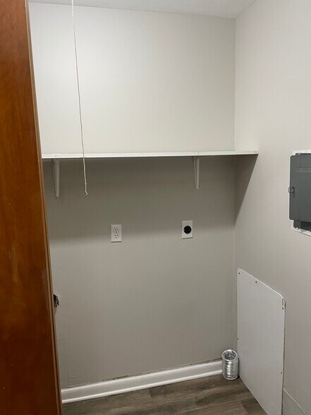 Building Photo - 1616 Maxen Dr