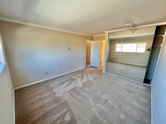 Building Photo - Top Floor 2 Bedroom Alamitos Beach Condo