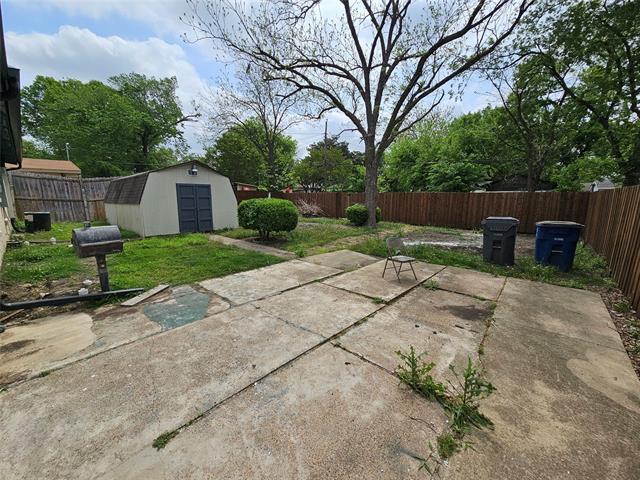 Building Photo - 2402 Housley Dr