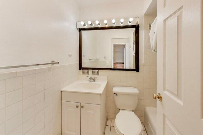 Building Photo - 5400 N Sheridan Rd