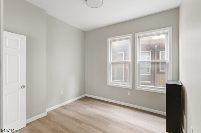 Building Photo - 37 Mapes Ave