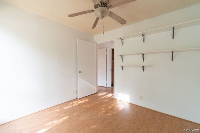 Building Photo - 2bd 1.5 ba 2 pkg townhome at Palm Villas g...
