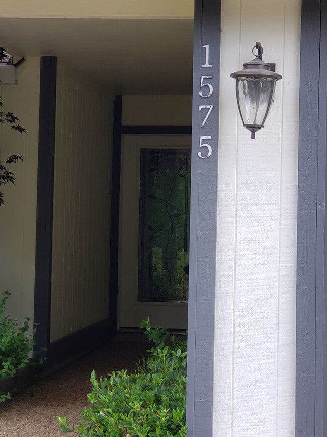 Building Photo - Beautifully Updated Single Level