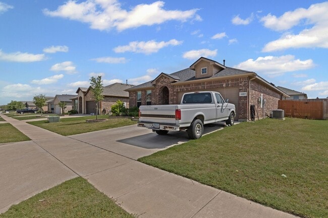Building Photo - Classic in Cleburne