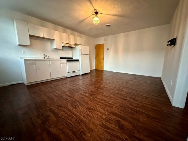 Primary Photo - 530 Valley Brook Ave
