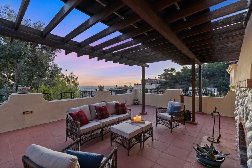 Building Photo - 2856 Glendower Ave