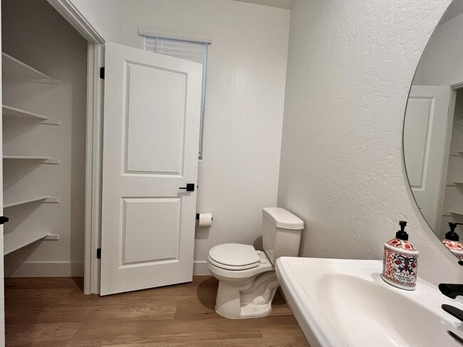 Building Photo - 2827 E Colina Dr