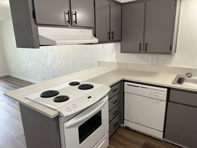 Building Photo - Updated 2 bedroom, 1 bath with garage!