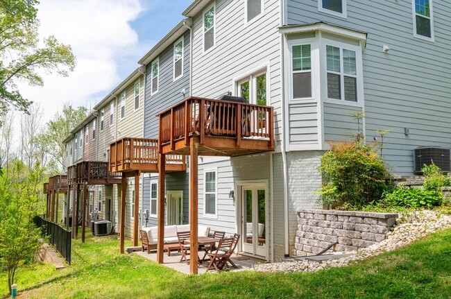Building Photo - 132 Longwood Dr