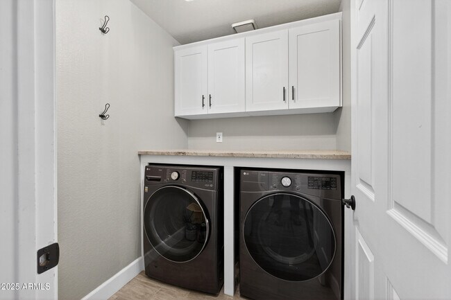 Building Photo - 6833 E Kelton Ln