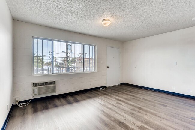 Building Photo - Modern 1 bedroom Condo next to UNLV
