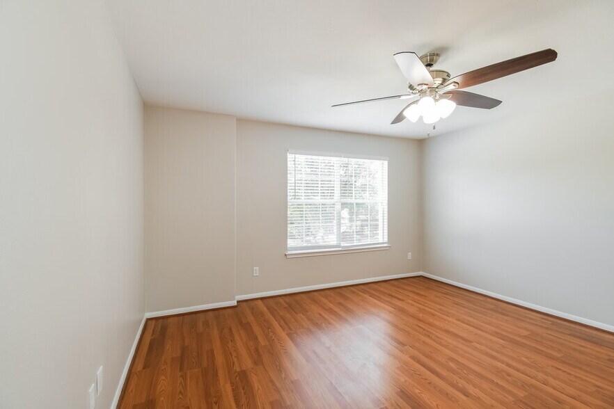 Building Photo - 1060 Cabot Cove
