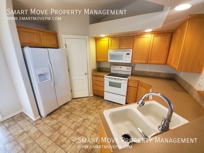 Building Photo - 1427 W Great Basin Dr