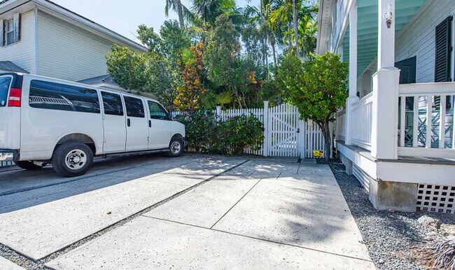 Building Photo - 120 Angela St