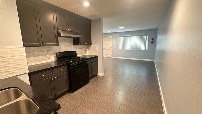 Open kitchen to dining room - 426 N Parkside Dr