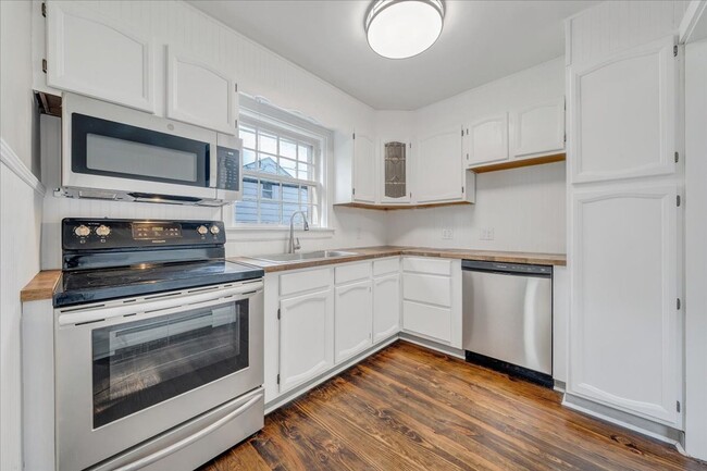 Building Photo - 2 bedroom 1 bath with hardwood floors.