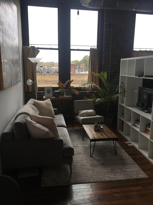 Building Photo - 110 W Market St