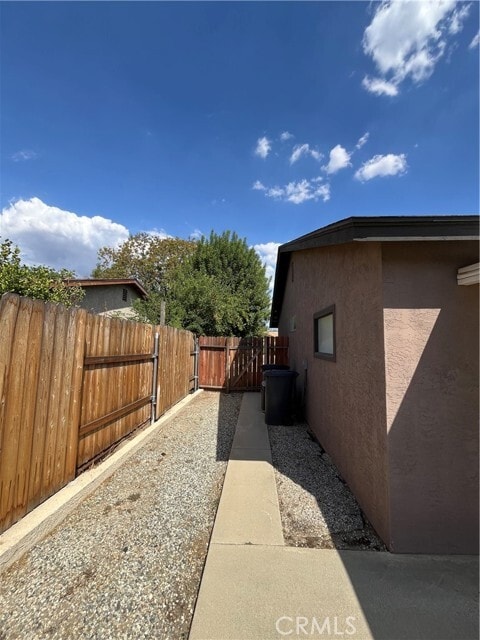 Building Photo - 589 Solano Dr