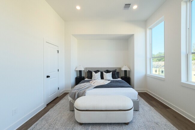 Building Photo - 835 Elkhart St