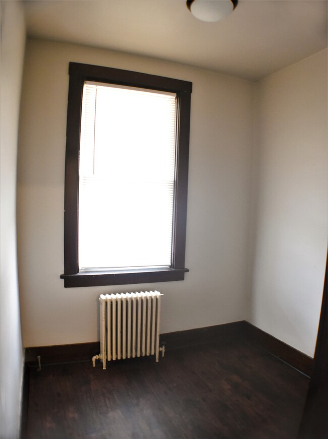 Study/small room - 227 Maytide St