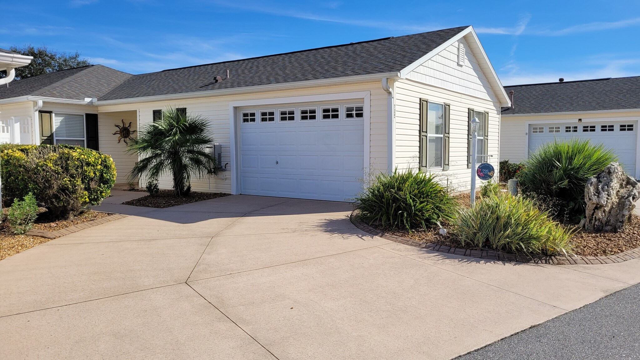 Building Photo - 725 Rosella Pl